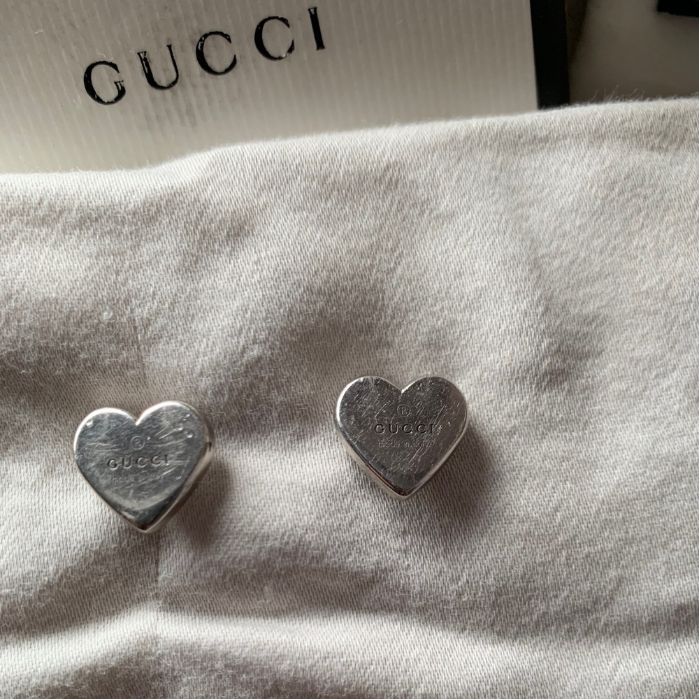 GUCCI HEART STUD LOGO EARRING